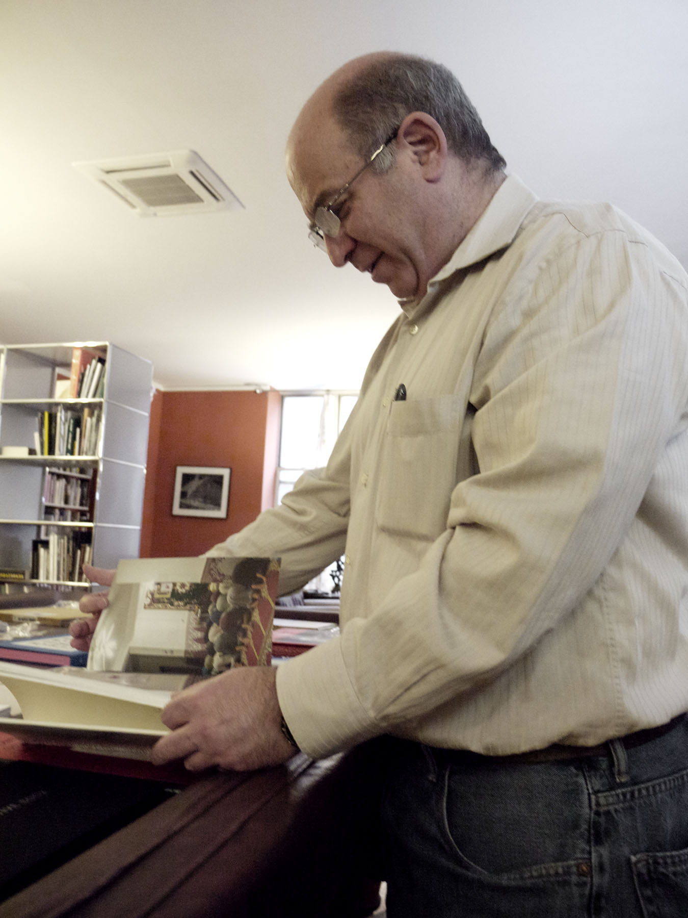 David Solo in his apartment. Image by Barbara Confino. David Solo in his apartment. Photo by Barbara Confino.